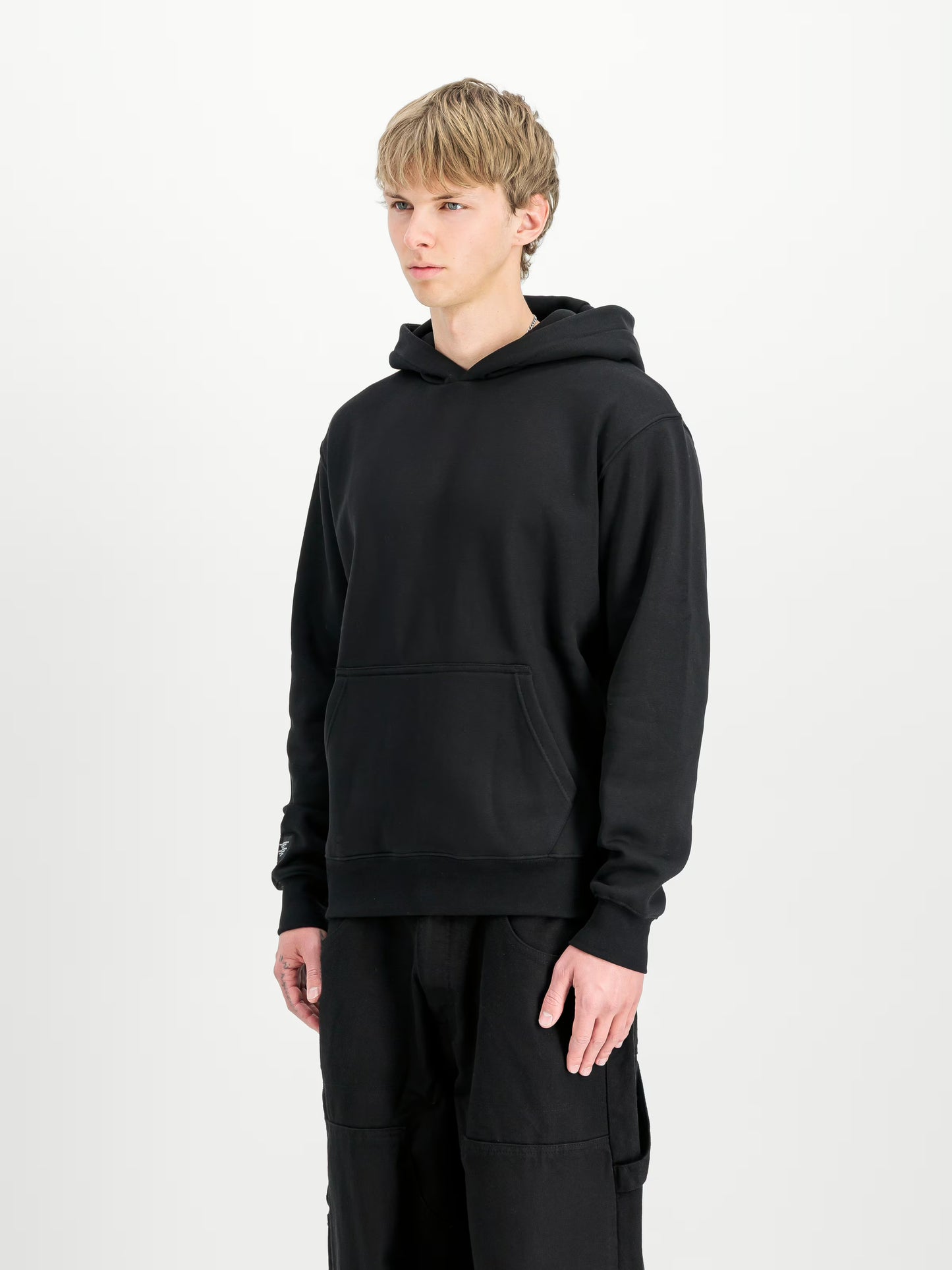 SUDADERA CAPUCHA "LABEL BACKPRINT" - NEGRO - ALPHA INDUSTRIES | 258333-03