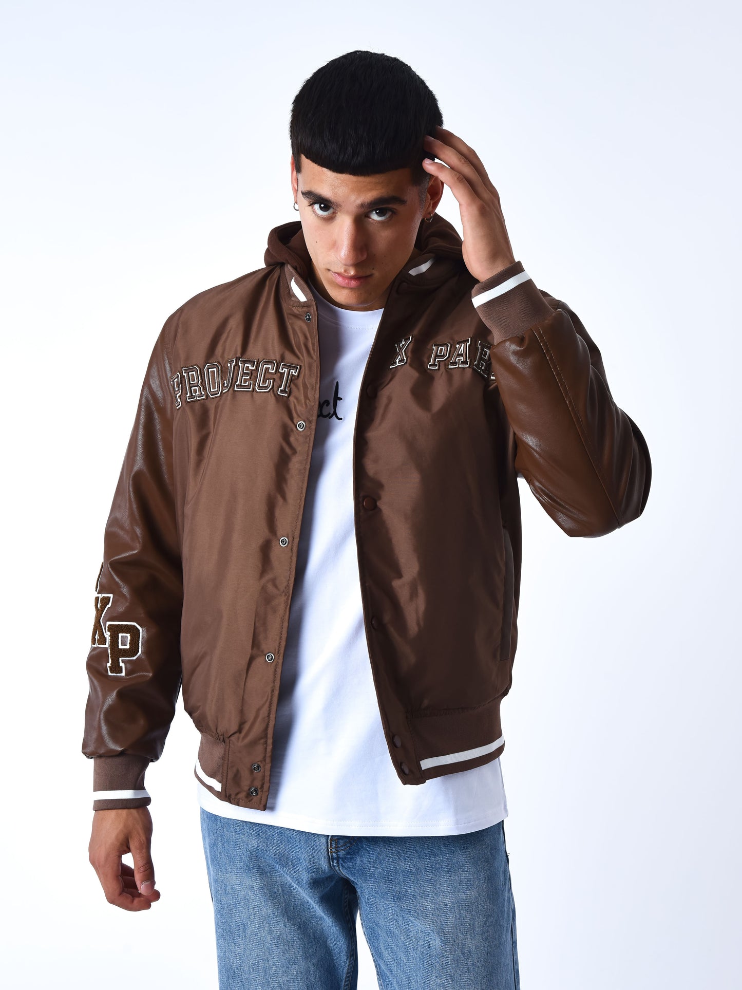 CHAQUETA OVERSIZE ESTILO UNIVERSITARIO CON PARCHES BORDADOS - MARRÓN - PROJECT X PARIS | 2230107_MR
