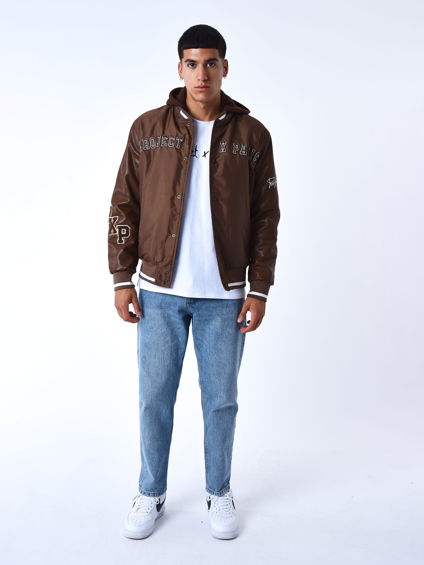 CHAQUETA OVERSIZE ESTILO UNIVERSITARIO CON PARCHES BORDADOS - MARRÓN - PROJECT X PARIS | 2230107_MR