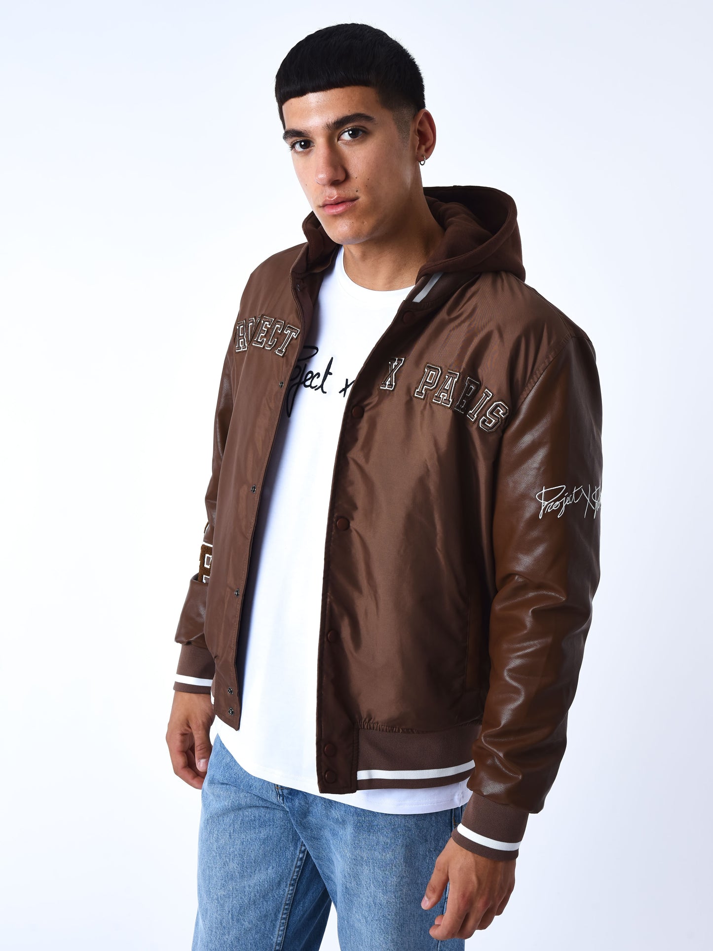 CHAQUETA OVERSIZE ESTILO UNIVERSITARIO CON PARCHES BORDADOS - MARRÓN - PROJECT X PARIS | 2230107_MR