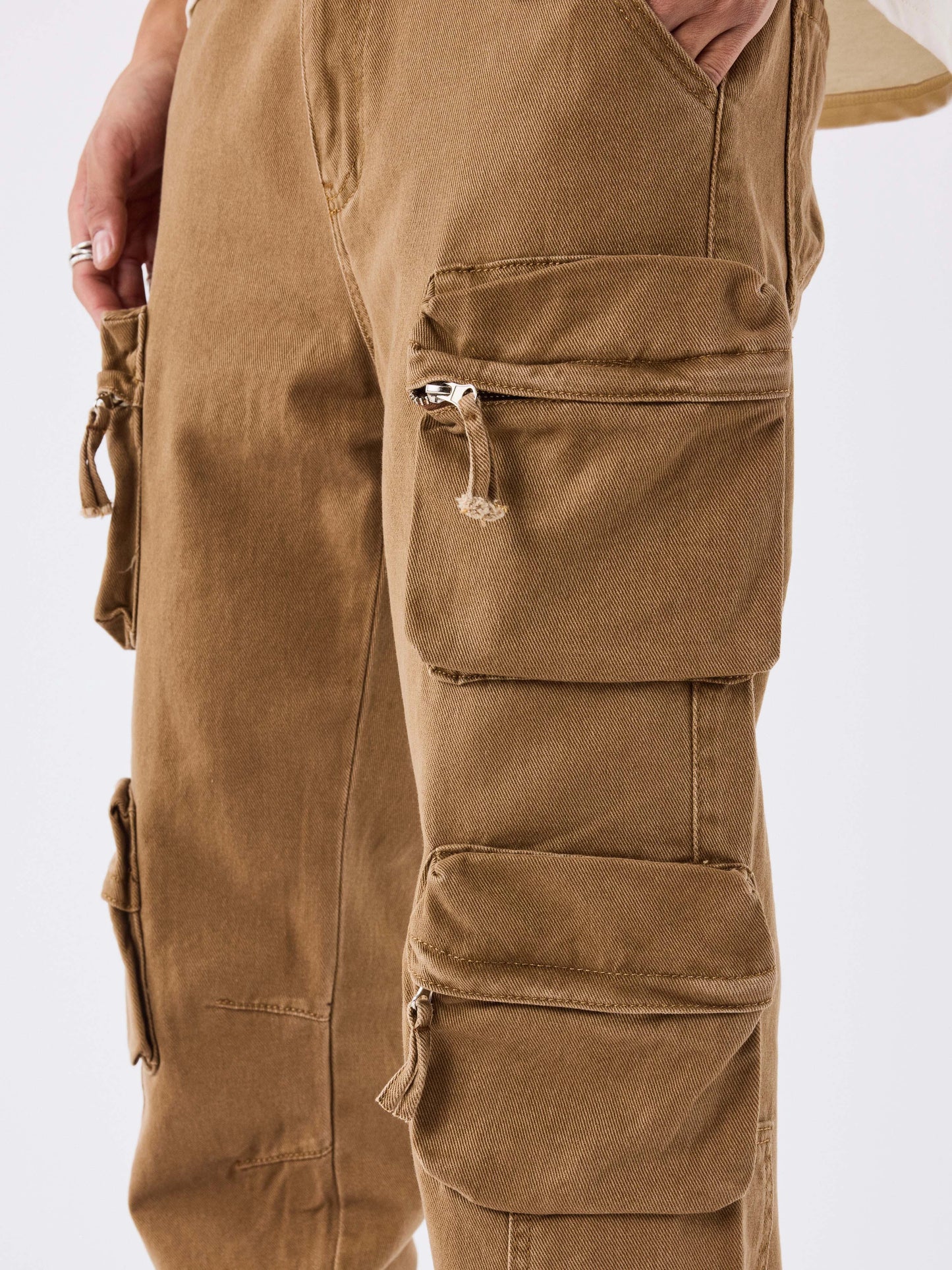 PANTALÓN ANCHO CARGO MULTIBOLSILLOS - MARRÓN - PROJECT X PARIS | T249042_CM