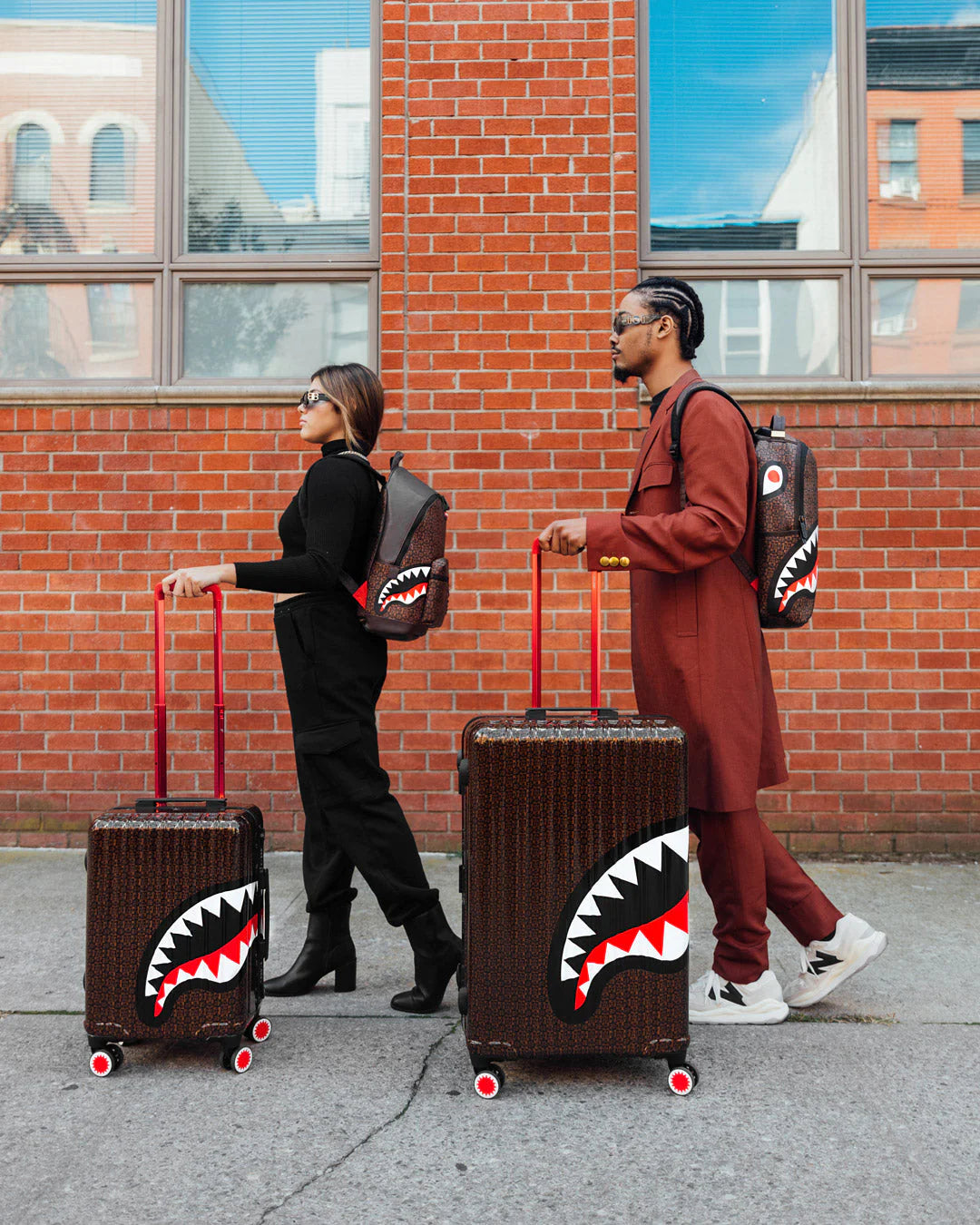 MALETA DE CABINA "SHARKS IN PARIS CHECK" - MARRÓN - SPRAYGROUND | 910CL180NSZ