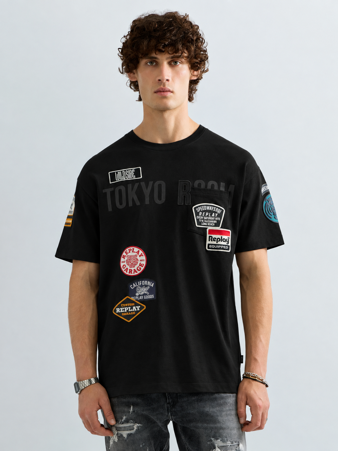 CAMISETA RELAXED FIT CON BOLSILLO Y PARCHES - NEGRO - REPLAY | M13MA .000.7242KW