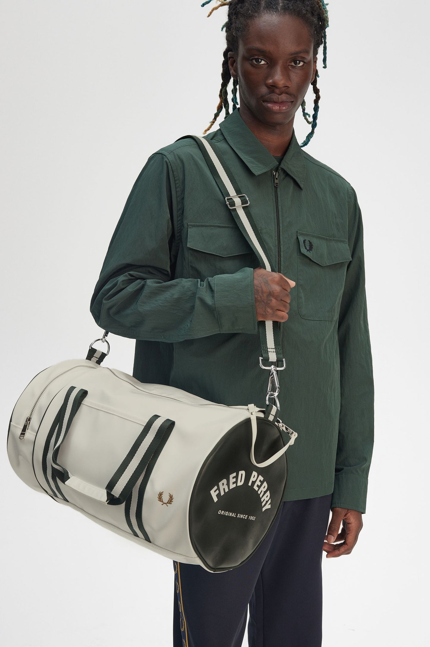 BOLSA DE DEPORTE CLÁSICA - CRUDO/VERDE - FRED PERRY | L7255 V11