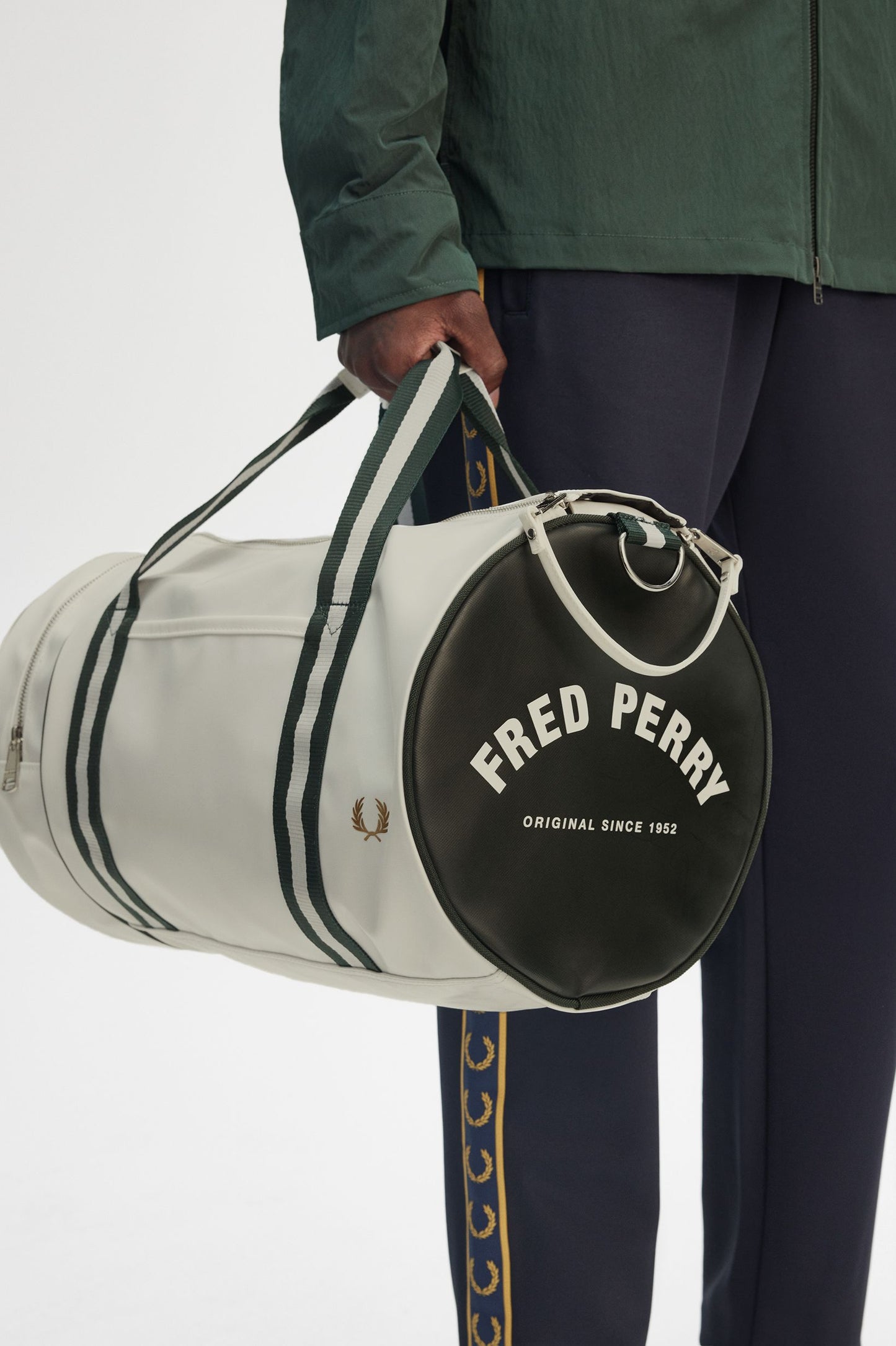 BOLSA DE DEPORTE CLÁSICA - CRUDO/VERDE - FRED PERRY | L7255 V11