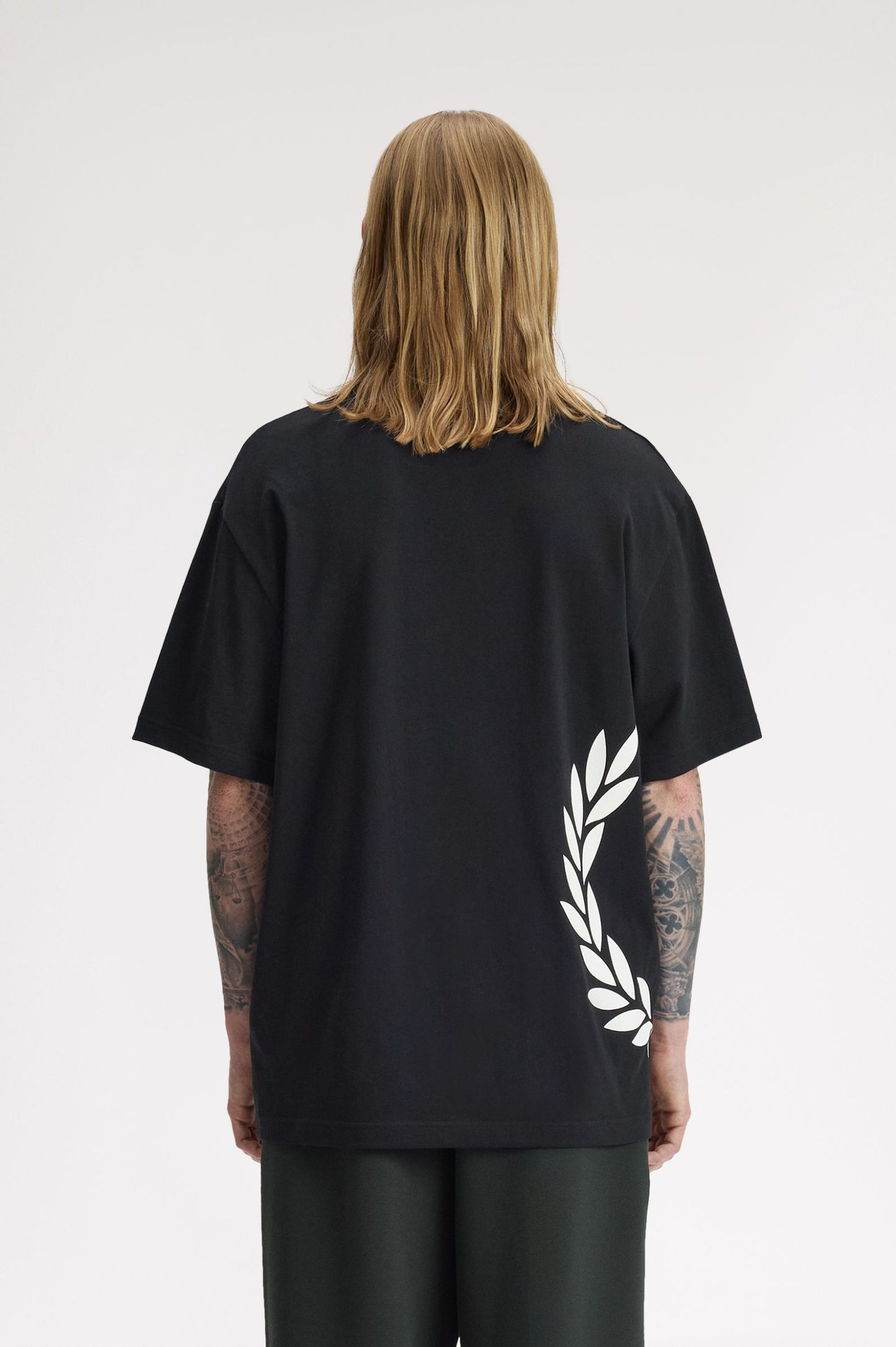 CAMISETA LAUREL - NEGRO - FRED PERRY | M2440 102