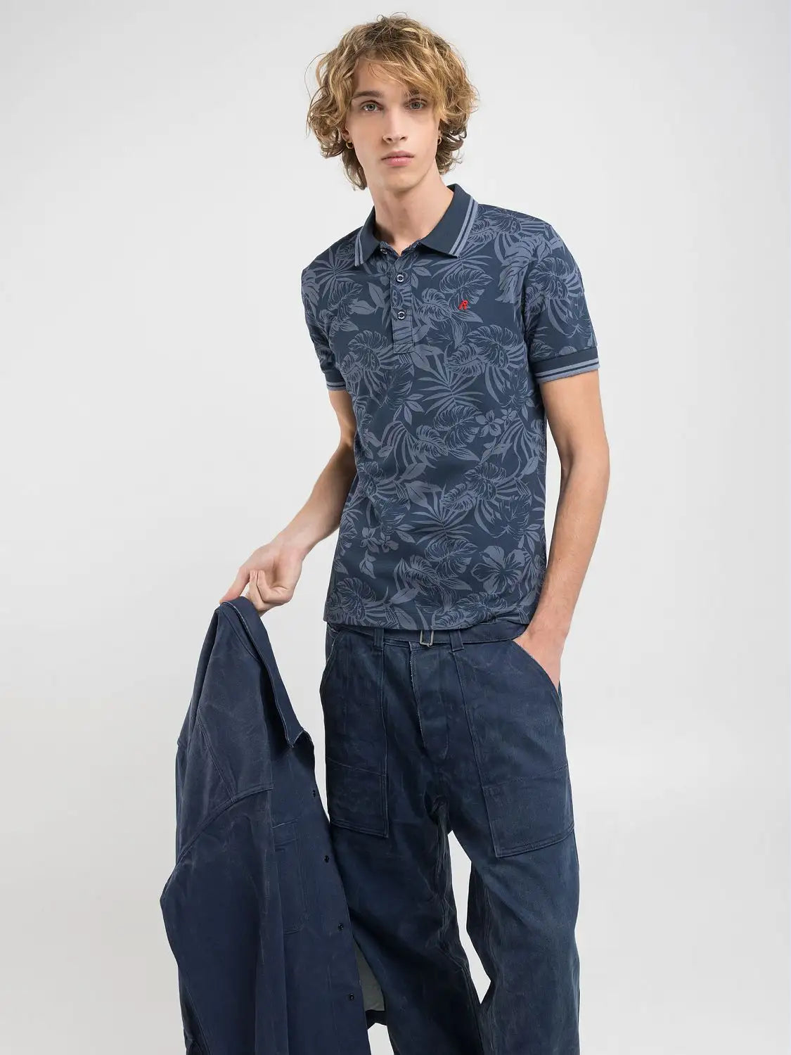 POLO DE PIQUÉ CON ESTAMPADO - AZUL - REPLAY | M3009.000.75034