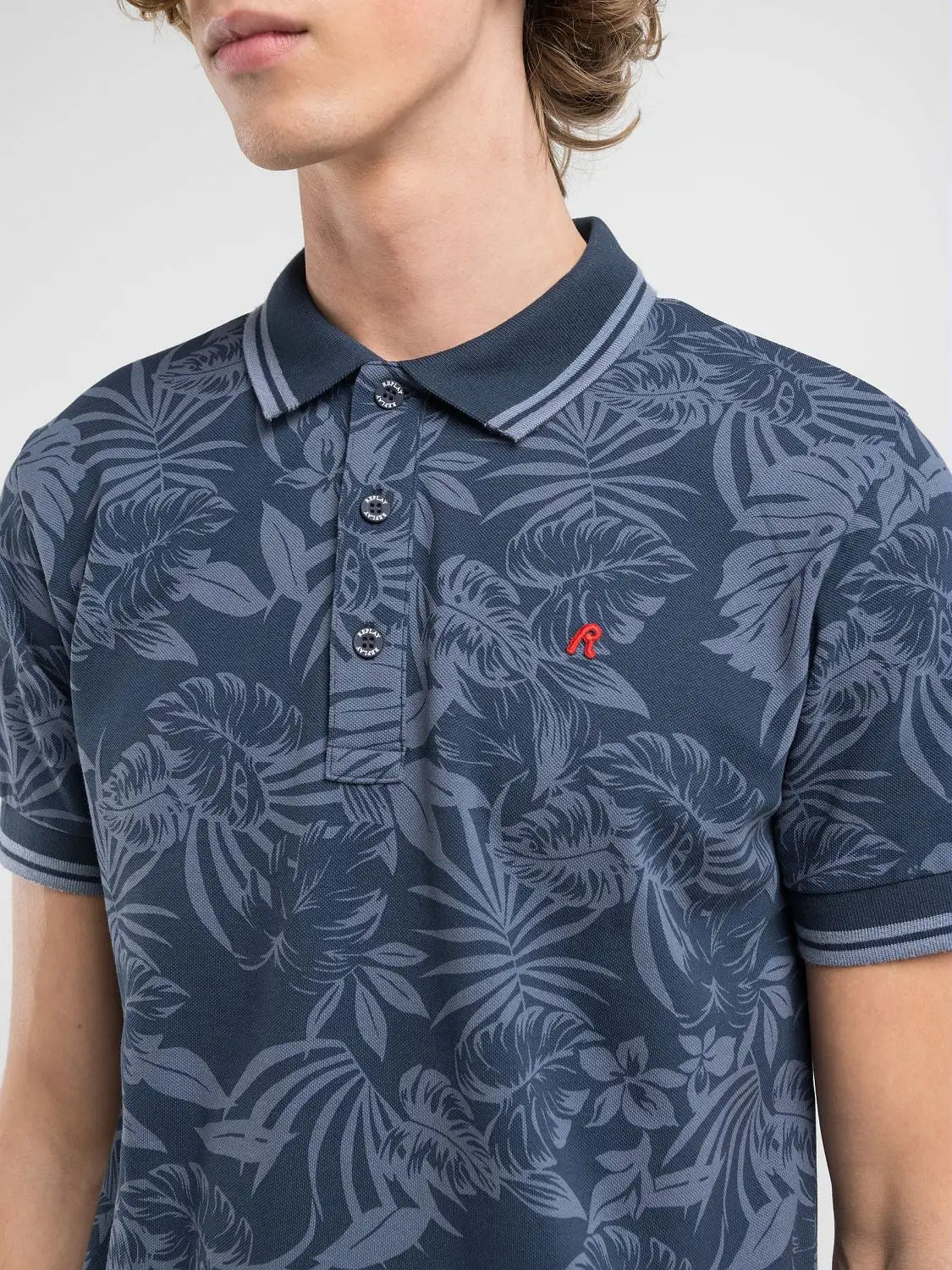POLO DE PIQUÉ CON ESTAMPADO - AZUL - REPLAY | M3009.000.75034