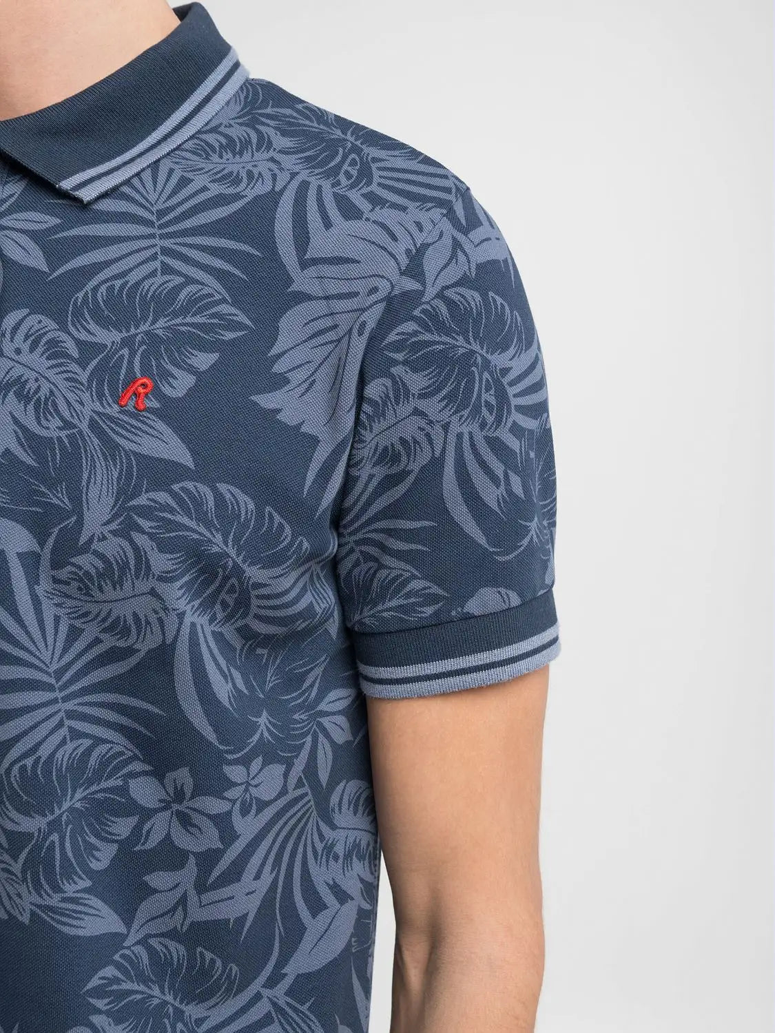 POLO DE PIQUÉ CON ESTAMPADO - AZUL - REPLAY | M3009.000.75034