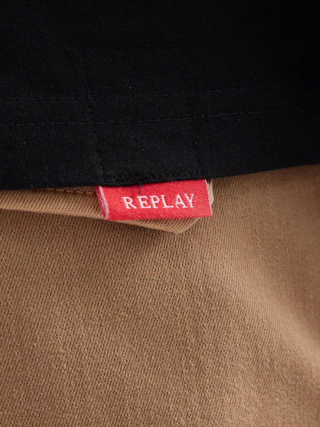 CAMISETA LOGOTIPO R ROJO - NEGRO - REPLAY | M3015 .000.2660