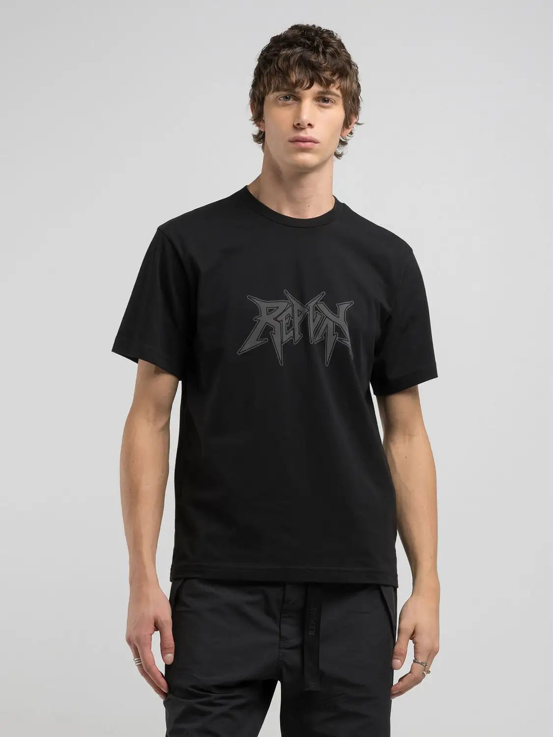 CAMISETA CON LETRAS GRAFITI - NEGRO - REPLAY | M3056.000.2660