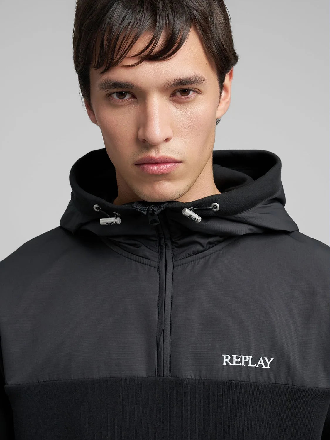 SUDADERA CON CAPUCHA Y MEDIA CREMALLERA - NEGRO - REPLAY | M3178 .000.23655