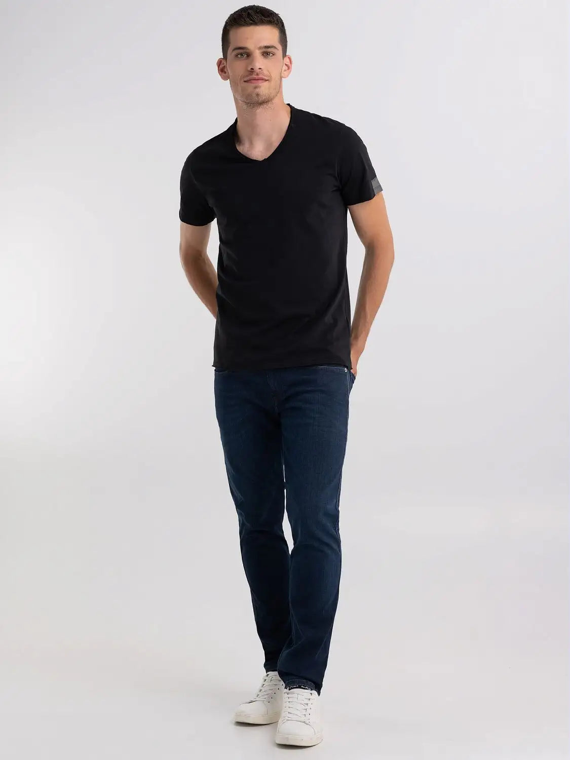 CAMISETA BÁSICA DE PUNTO CON CUELLO DE PICO - NEGRO - REPLAY | M3591.000.2660