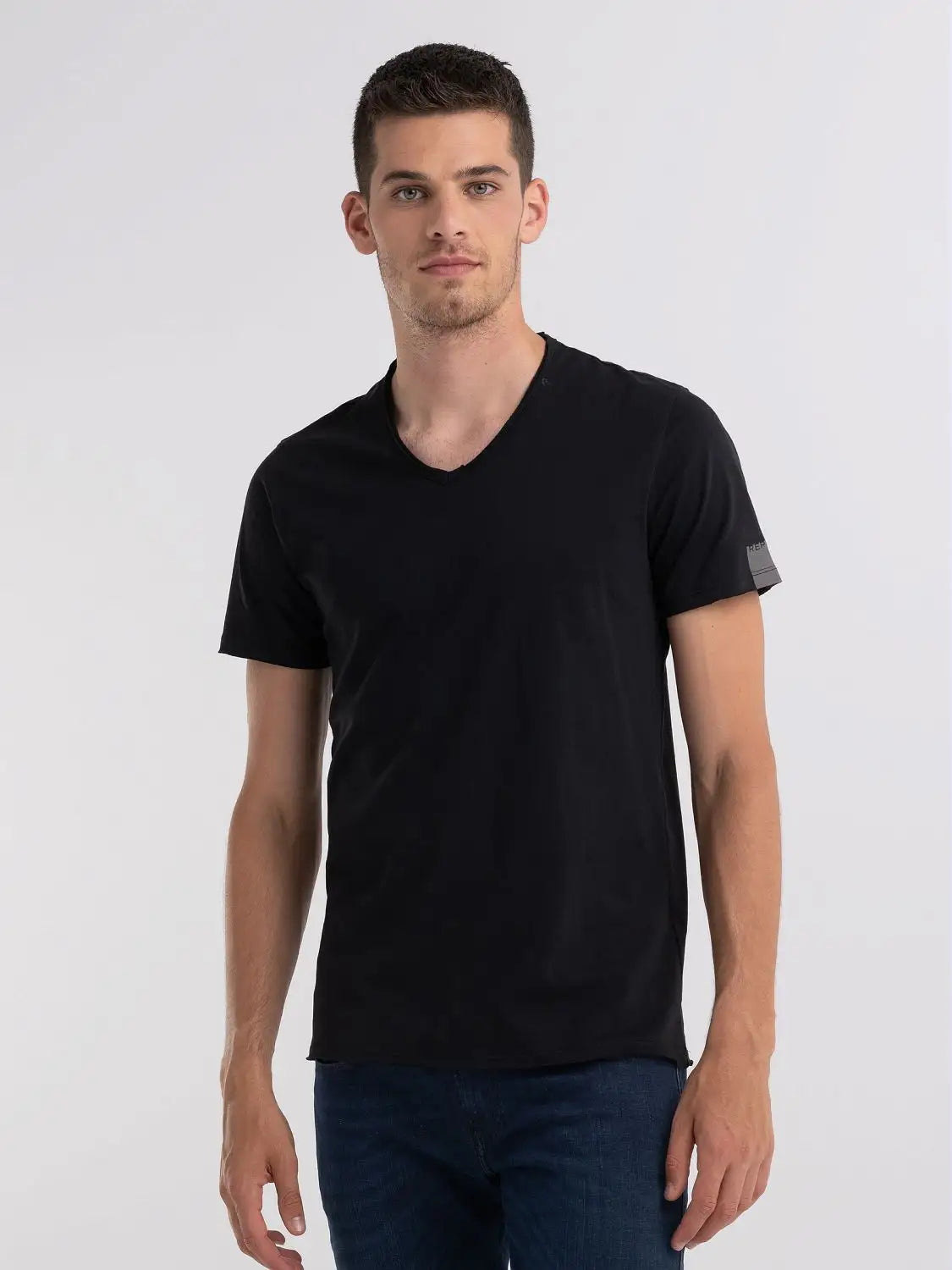 CAMISETA BÁSICA DE PUNTO CON CUELLO DE PICO - NEGRO - REPLAY | M3591.000.2660