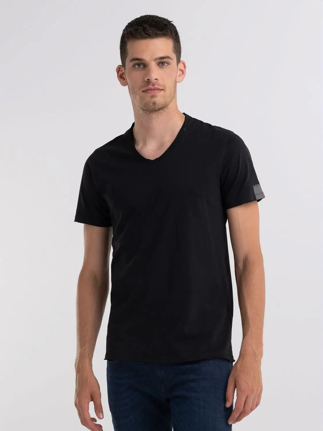 CAMISETA BÁSICA DE PUNTO CON CUELLO DE PICO - NEGRO - REPLAY