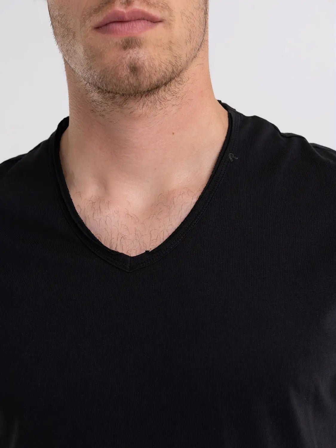 CAMISETA BÁSICA DE PUNTO CON CUELLO DE PICO - NEGRO - REPLAY | M3591.000.2660
