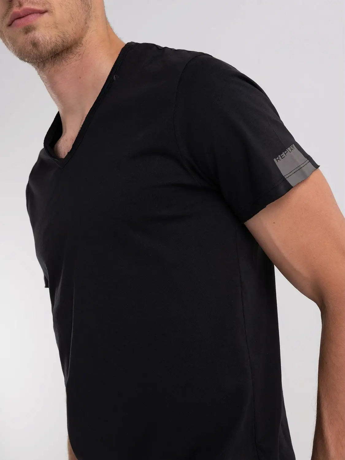 CAMISETA BÁSICA DE PUNTO CON CUELLO DE PICO - NEGRO - REPLAY