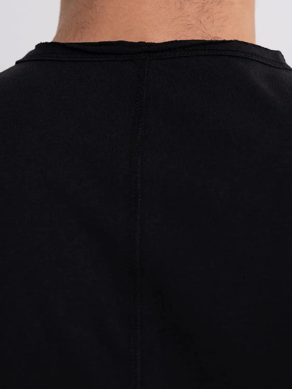 CAMISETA BÁSICA DE PUNTO CON CUELLO DE PICO - NEGRO - REPLAY | M3591.000.2660