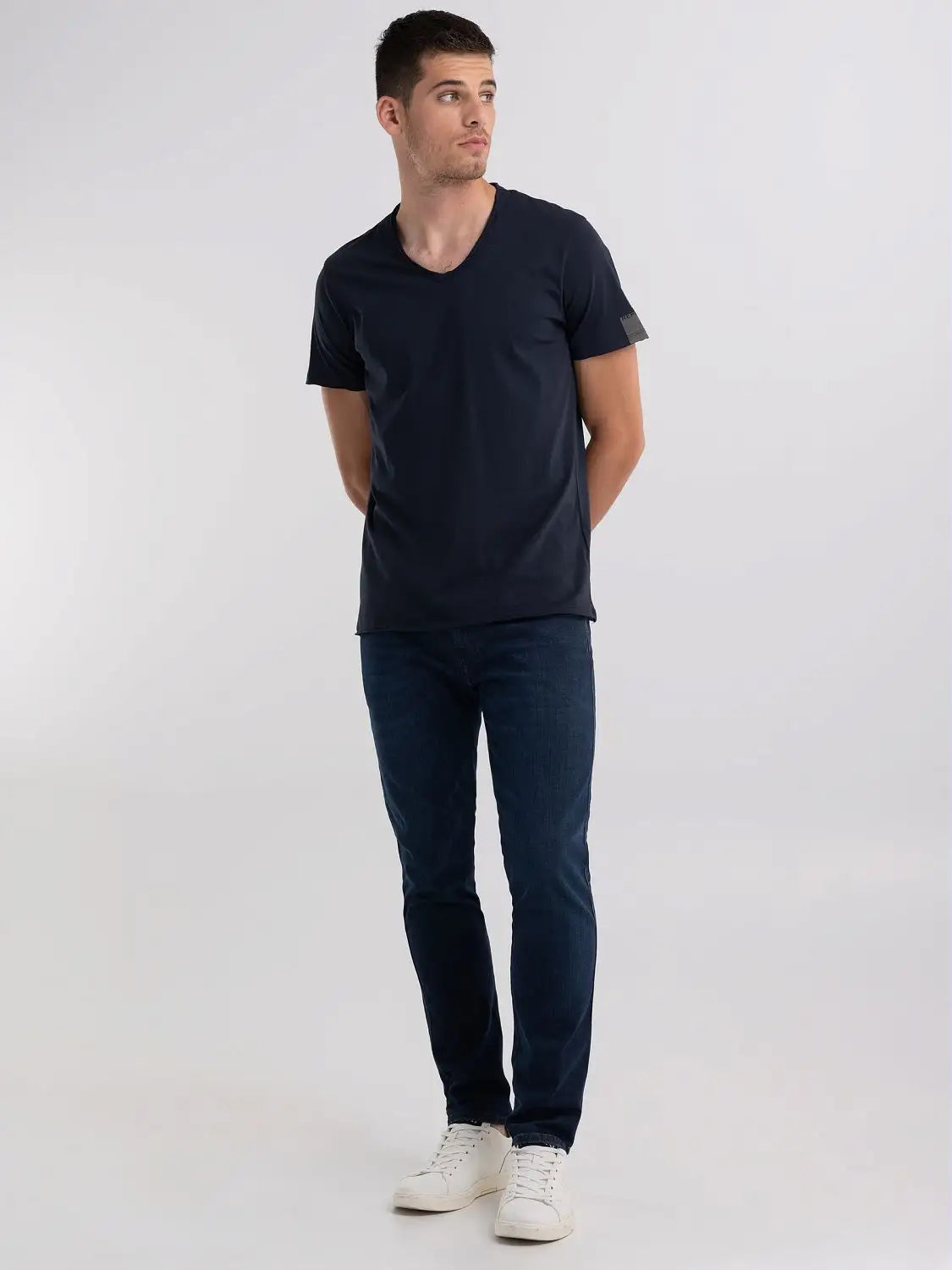 CAMISETA BÁSICA DE PUNTO CON CUELLO DE PICO - AZUL MARINO - REPLAY | M3591.000.2660 - Blue Denim