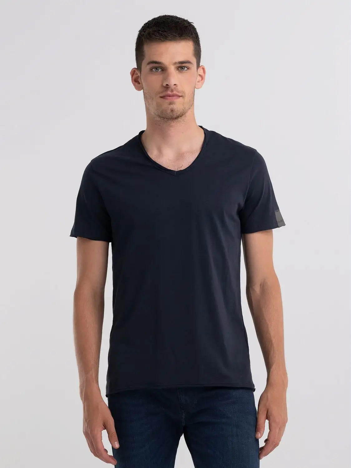 CAMISETA BÁSICA DE PUNTO CON CUELLO DE PICO - AZUL MARINO - REPLAY | M3591.000.2660 - Blue Denim