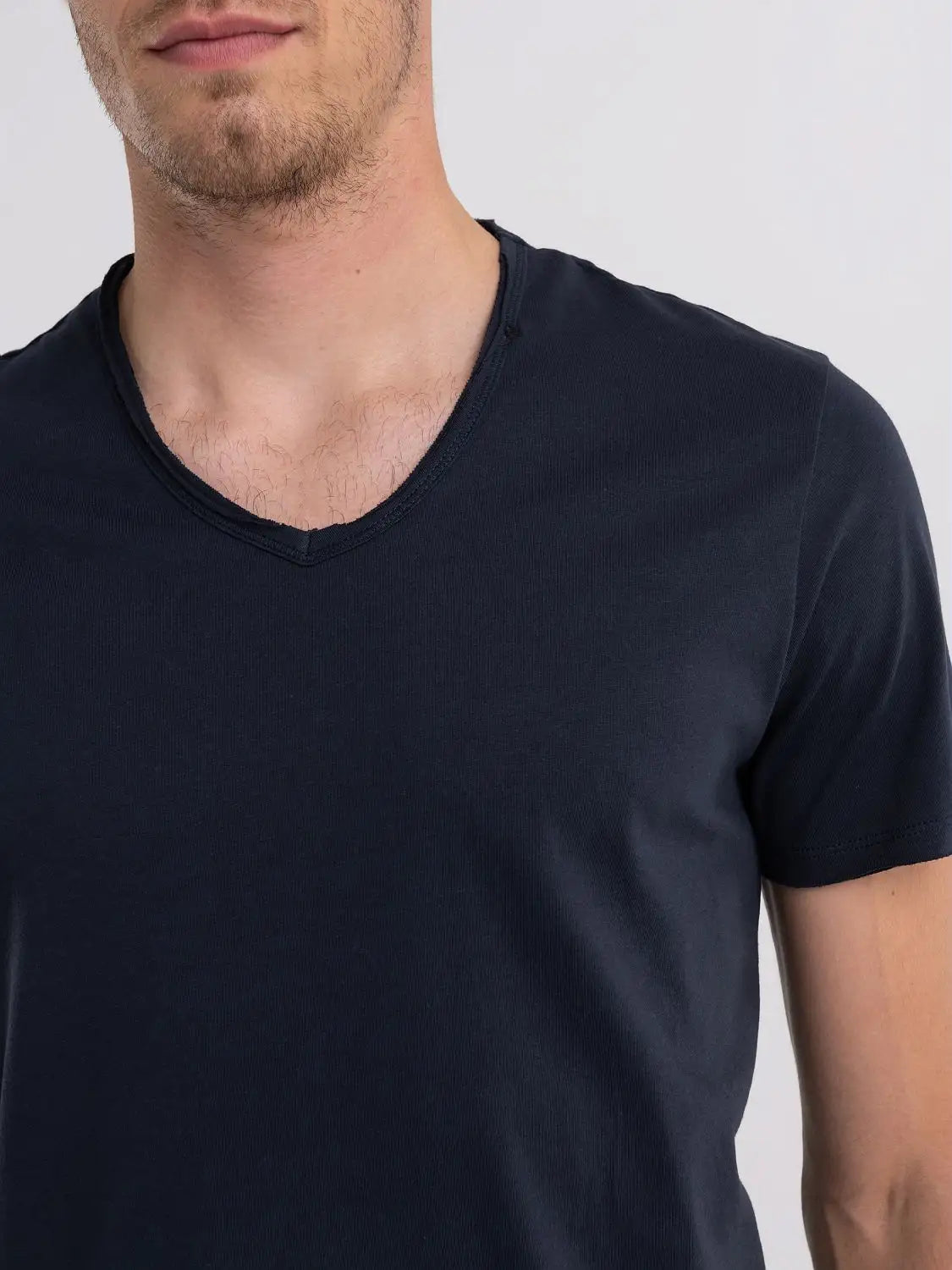 CAMISETA BÁSICA DE PUNTO CON CUELLO DE PICO - AZUL MARINO - REPLAY