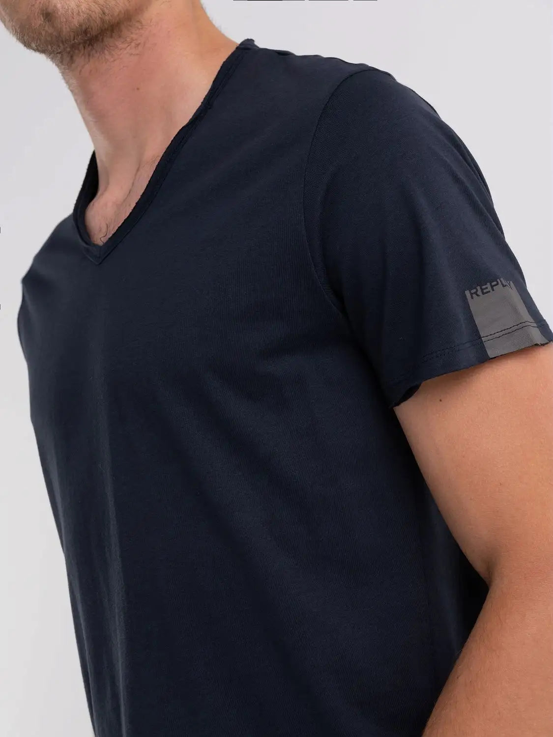 CAMISETA BÁSICA DE PUNTO CON CUELLO DE PICO - AZUL MARINO - REPLAY