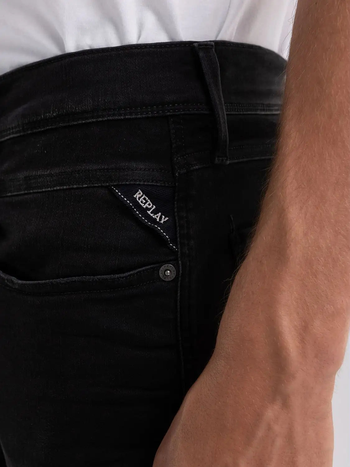 PANTALÓN VAQUERO AJUSTADO SLIM FIT ANBASS HYPERFLEX - NEGRO - REPLAY | M914.000.661.E01