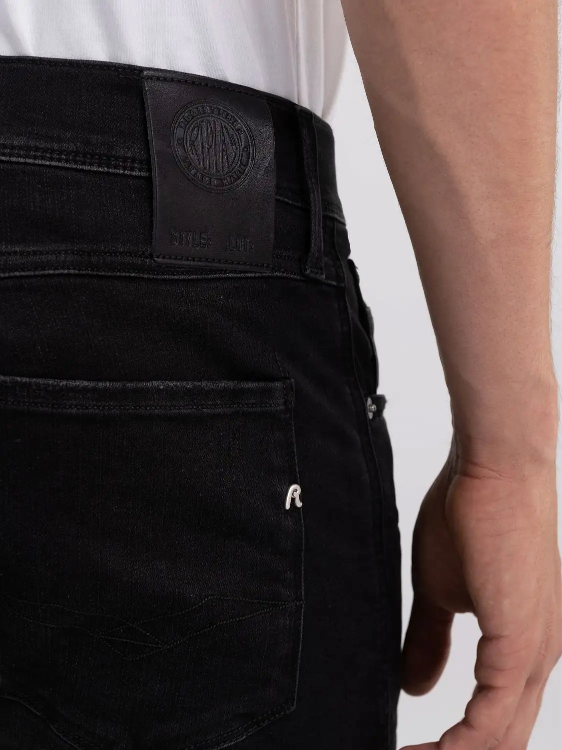 PANTALÓN VAQUERO AJUSTADO SLIM FIT ANBASS HYPERFLEX - NEGRO - REPLAY | M914.000.661.E01