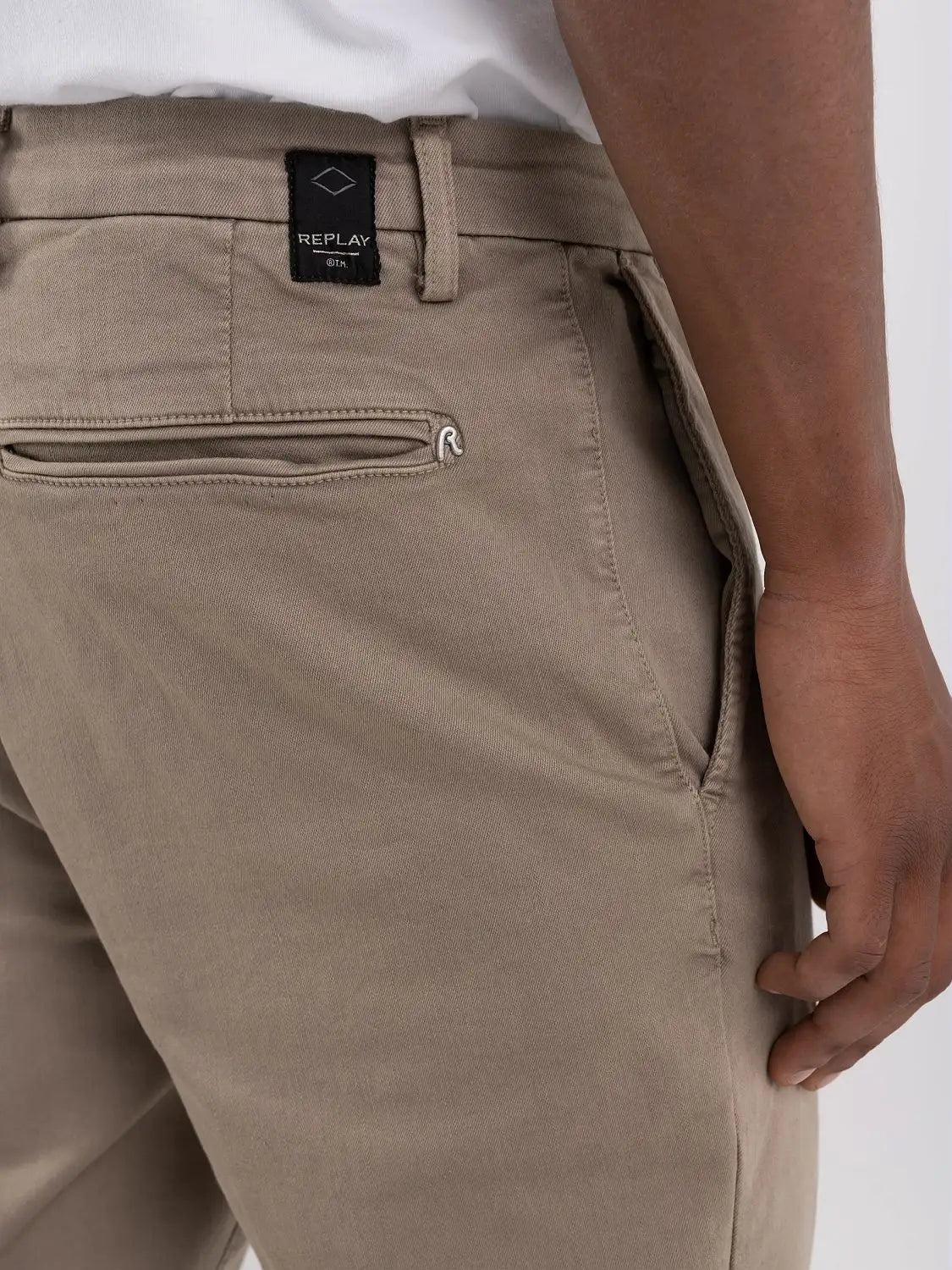PANTALÓN VAQUERO CHINO REGULAR FIT BENNI HYPERFLEX - BEIGE - REPLAY | M9722A.000.8366197
