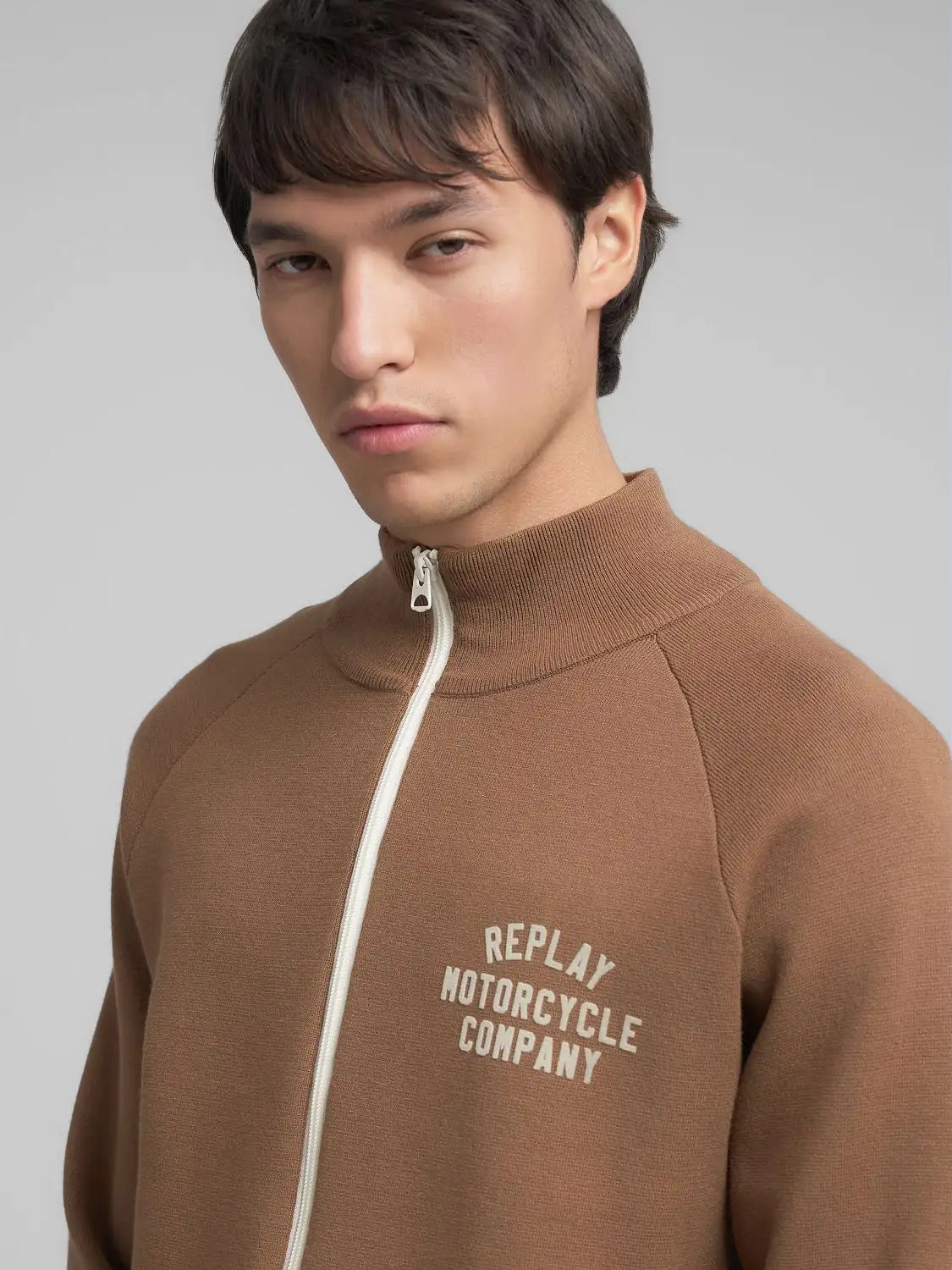 SUDADERA DE PUNTO CON CREMALLERA COMPLETA Y CUELLO ALTO - TABACO - REPLAY | UK4880.000.G23896