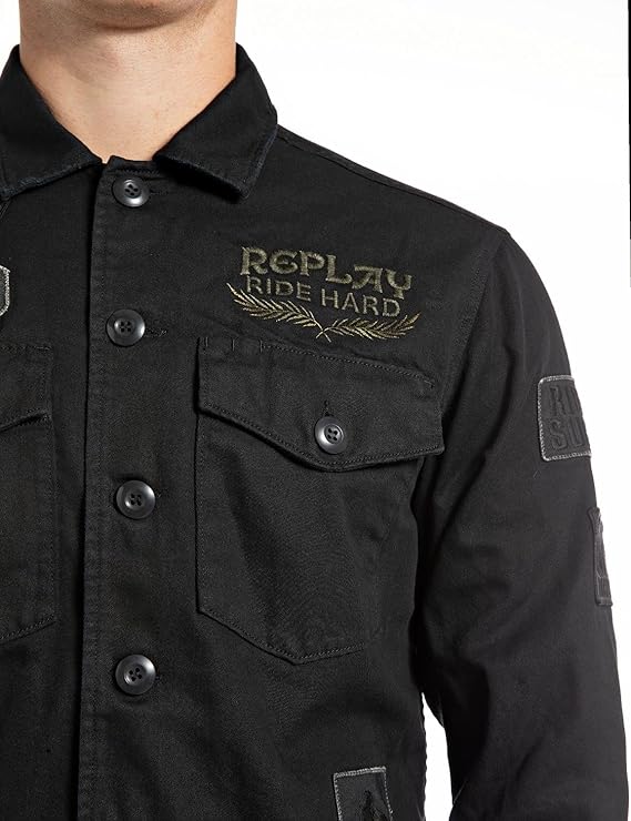 SOBRECAMISA CON INSCRIPCIÓN Y PARCHES RIDERS - NEGRO - REPLAY | M8825Q.000.84024T