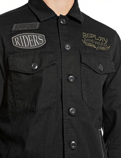 SOBRECAMISA CON INSCRIPCIÓN Y PARCHES RIDERS - NEGRO - REPLAY | M8825Q.000.84024T