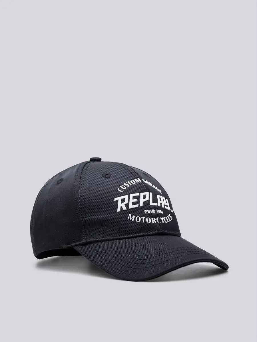 GORRA CON VISERA E INSCRIPCIÓN - NEGRO - REPLAY | AM4420.000.A0460