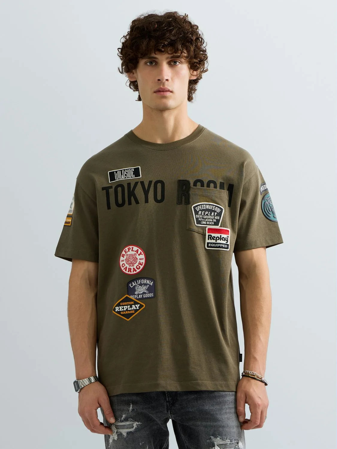 CAMISETA RELAXED FIT CON BOLSILLO Y PARCHES - VERDE - REPLAY | M13MA .000.7242KW