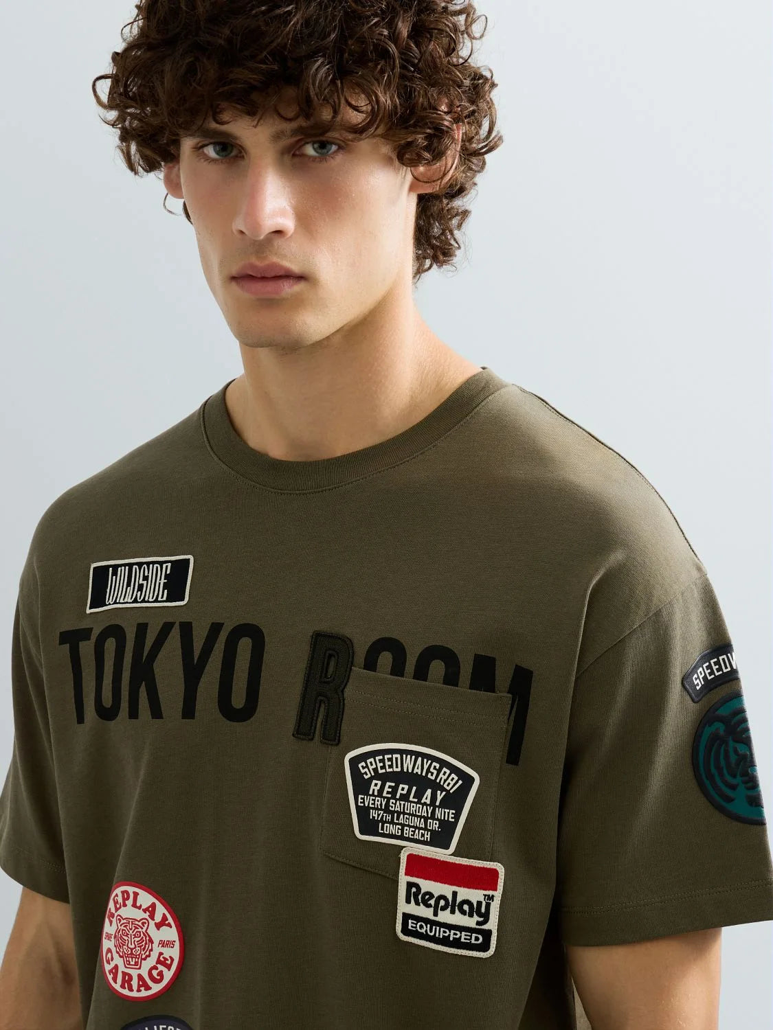 CAMISETA RELAXED FIT CON BOLSILLO Y PARCHES - VERDE - REPLAY | M13MA .000.7242KW