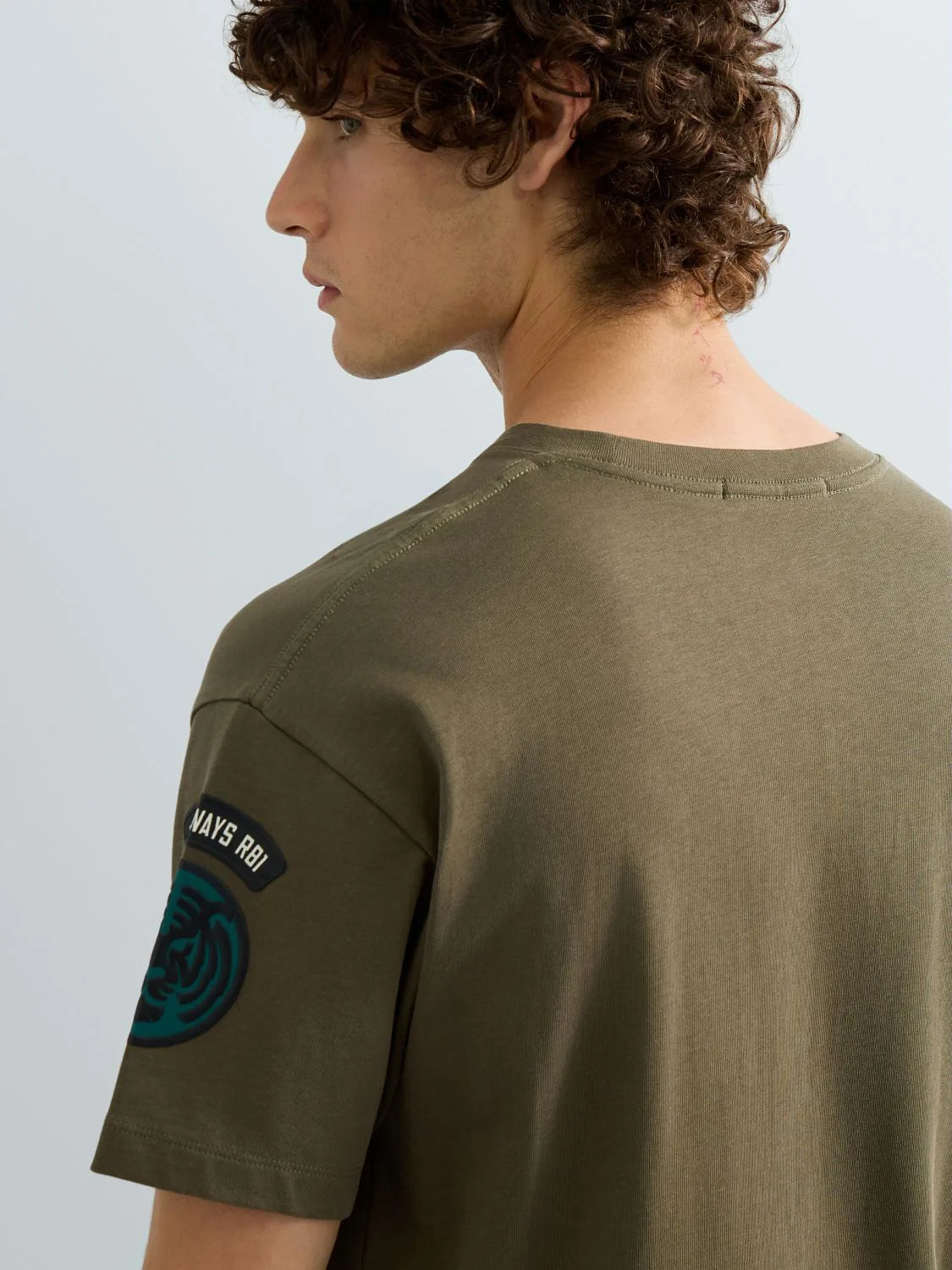 CAMISETA RELAXED FIT CON BOLSILLO Y PARCHES - VERDE - REPLAY | M13MA .000.7242KW