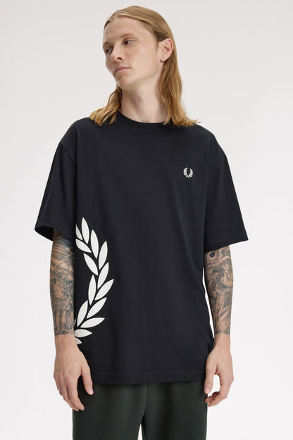 CAMISETA LAUREL - NEGRO - FRED PERRY | M2440 102