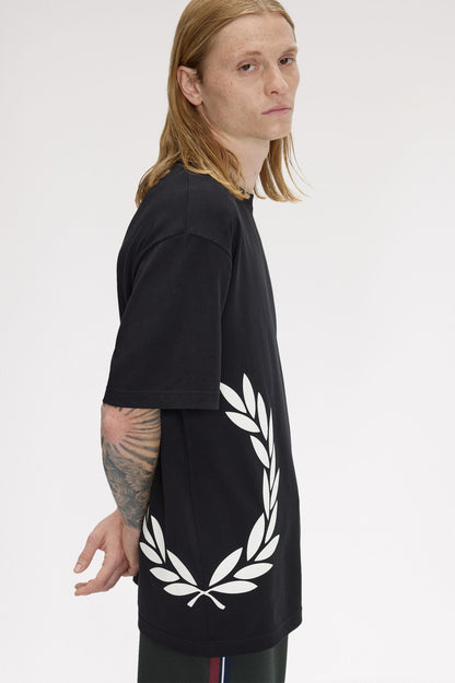 CAMISETA LAUREL - NEGRO - FRED PERRY | M2440 102