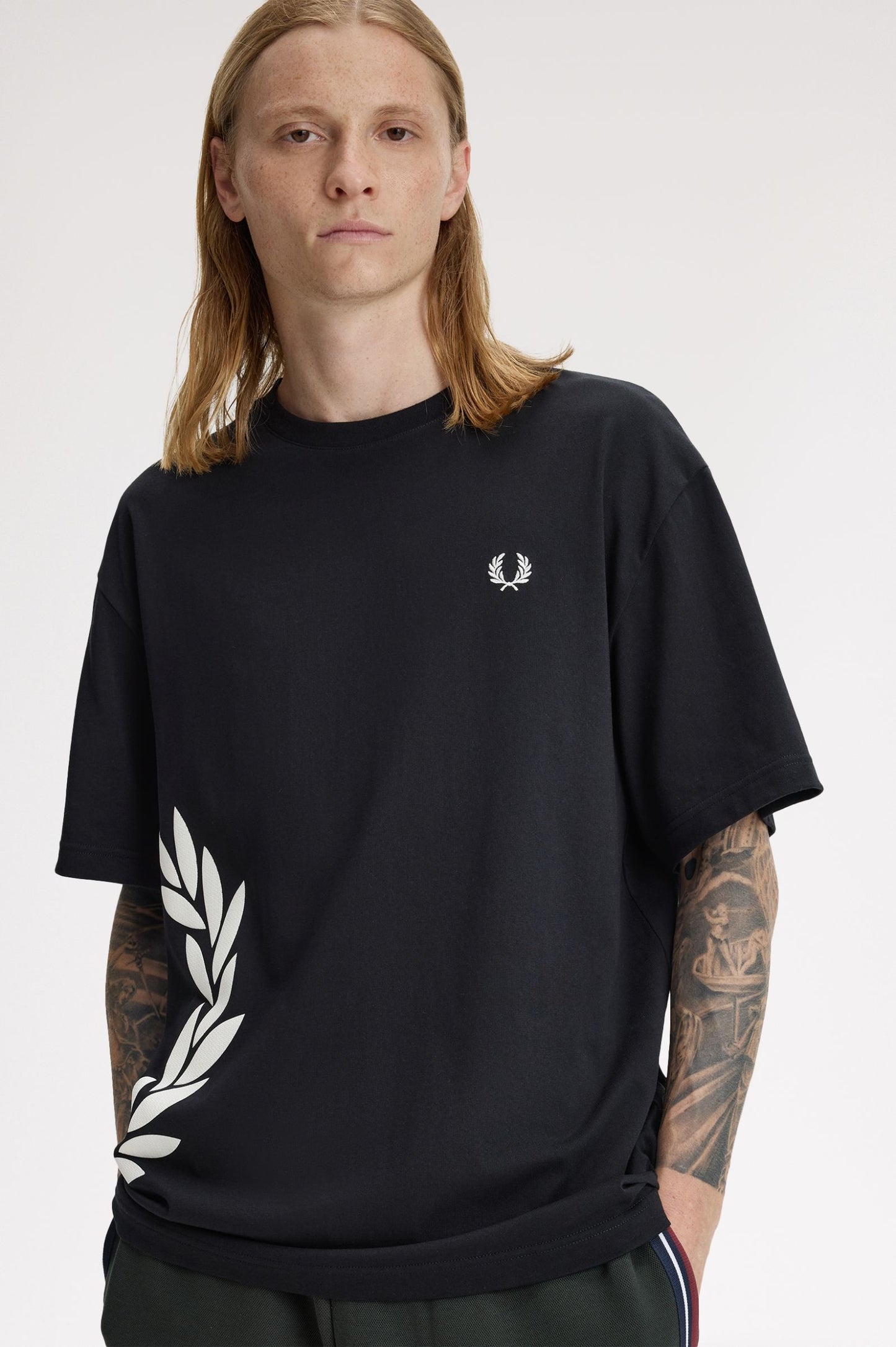 CAMISETA LAUREL - NEGRO - FRED PERRY | M2440 102