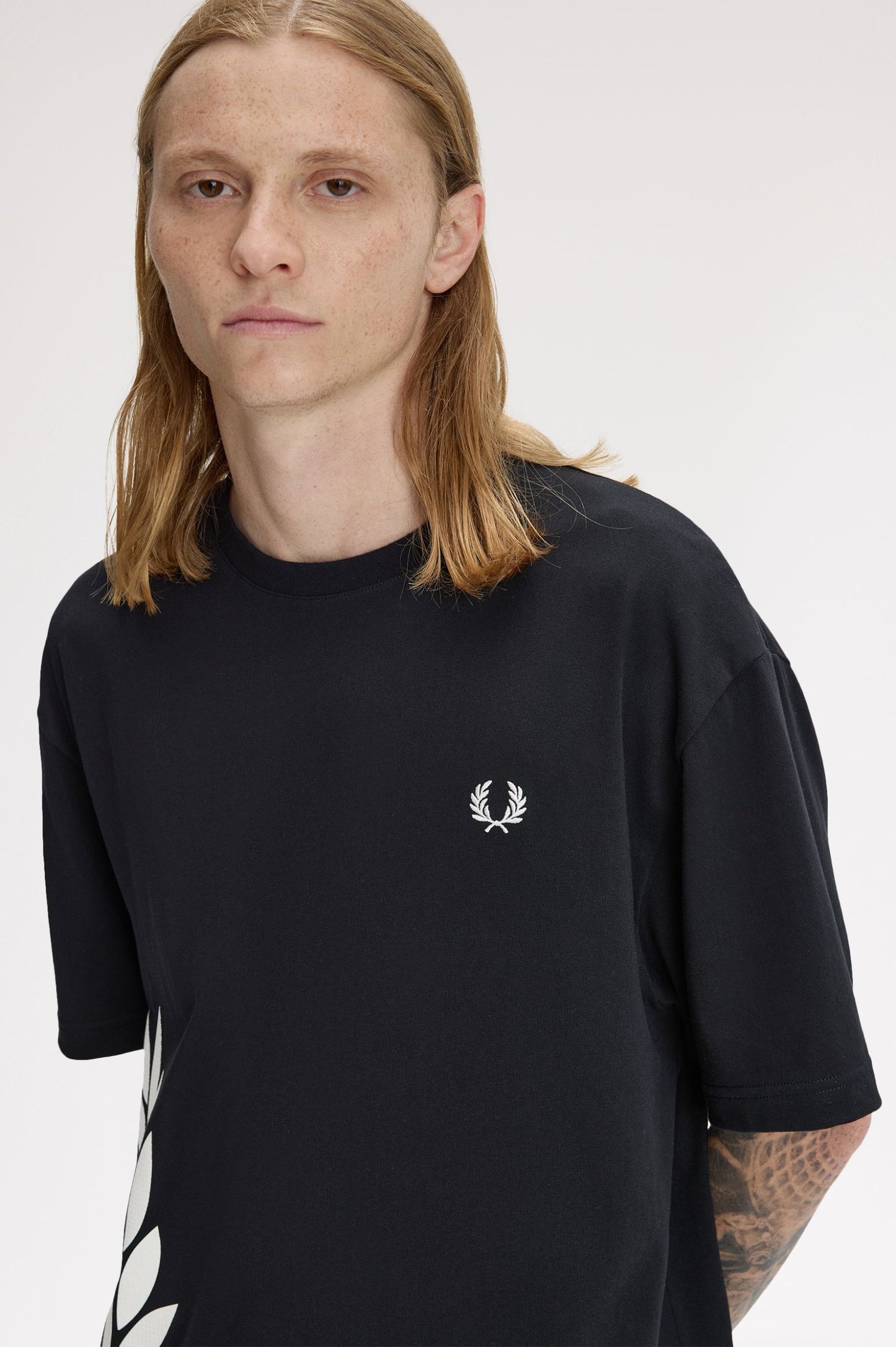 CAMISETA LAUREL - NEGRO - FRED PERRY | M2440 102