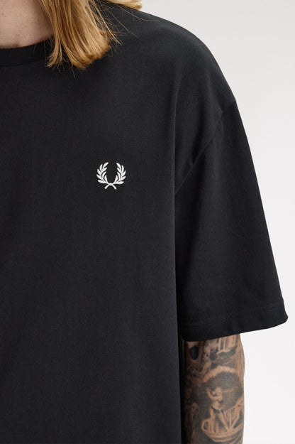 CAMISETA LAUREL - NEGRO - FRED PERRY | M2440 102