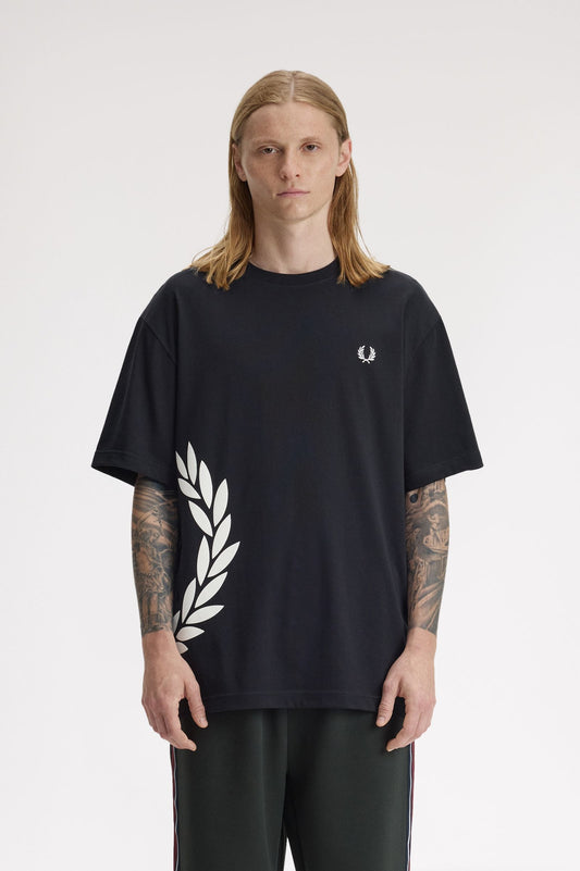 CAMISETA LAUREL - NEGRO - FRED PERRY | M2440 102