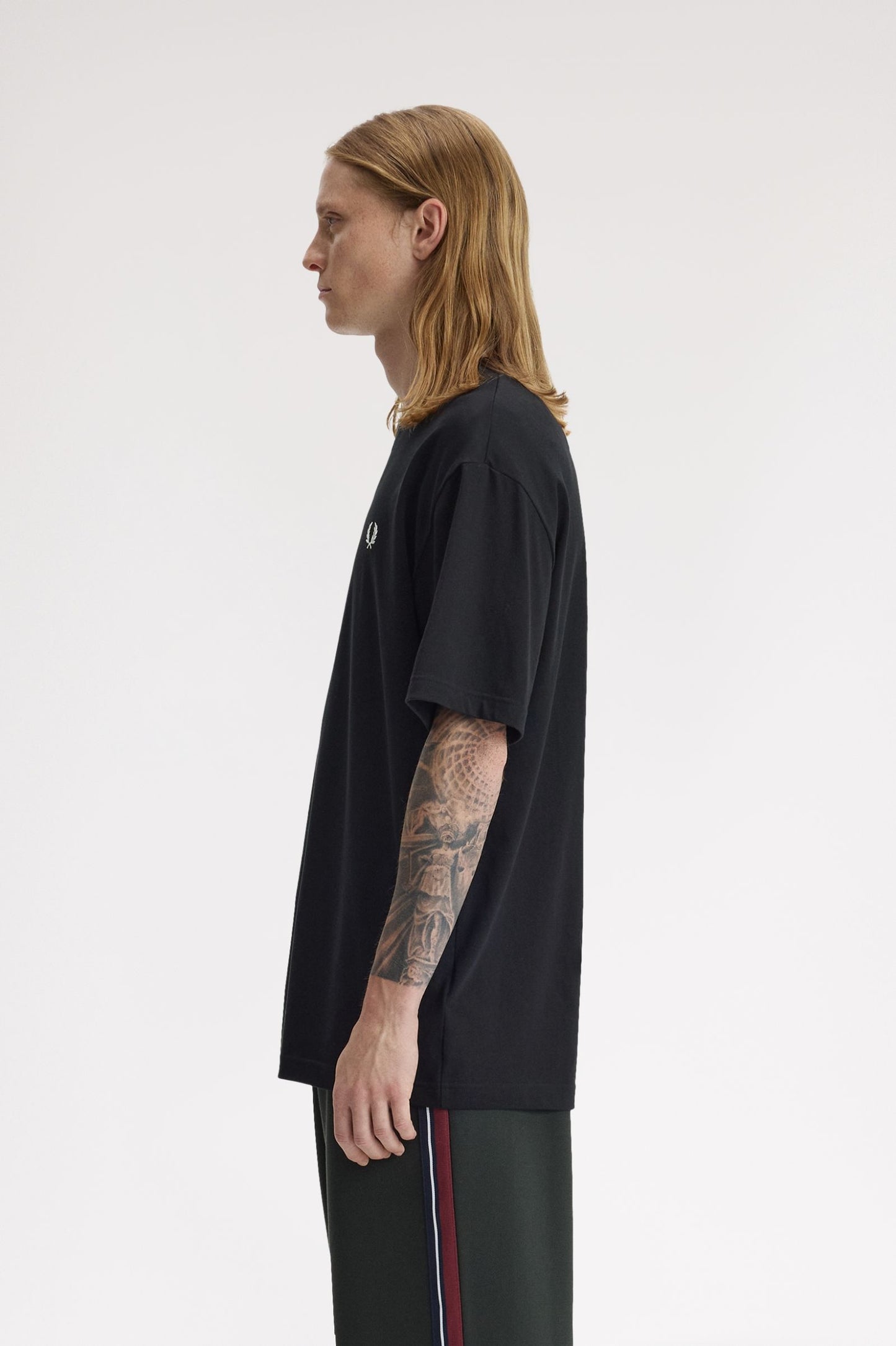 CAMISETA LAUREL - NEGRO - FRED PERRY | M2440 102