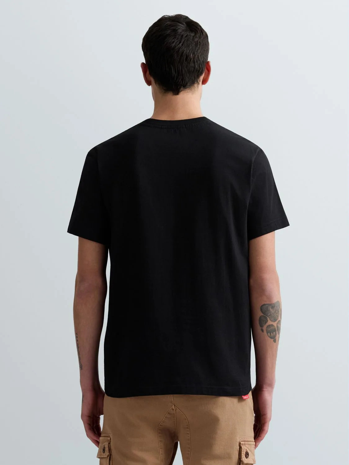 CAMISETA LOGOTIPO R ROJO - NEGRO - REPLAY | M3015 .000.2660
