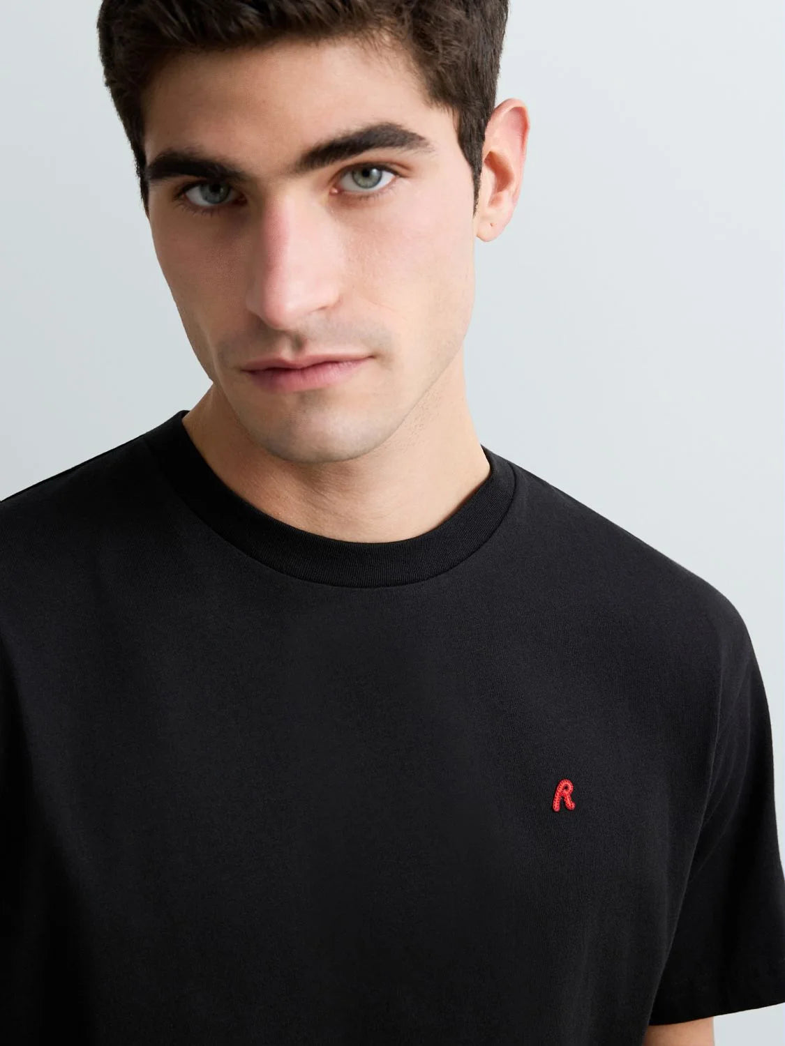 CAMISETA LOGOTIPO R ROJO - NEGRO - REPLAY | M3015 .000.2660
