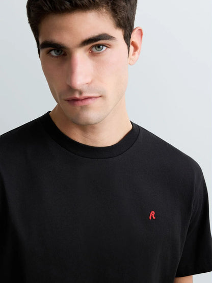 CAMISETA LOGOTIPO R ROJO - NEGRO - REPLAY | M3015 .000.2660