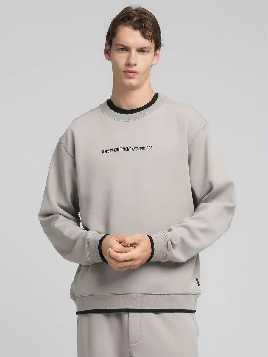 SUDADERA DE CUELLO REDONDO CON INSCRIPCIÓN BORDADA - GRIS - REPLAY | M3175 .000.23655