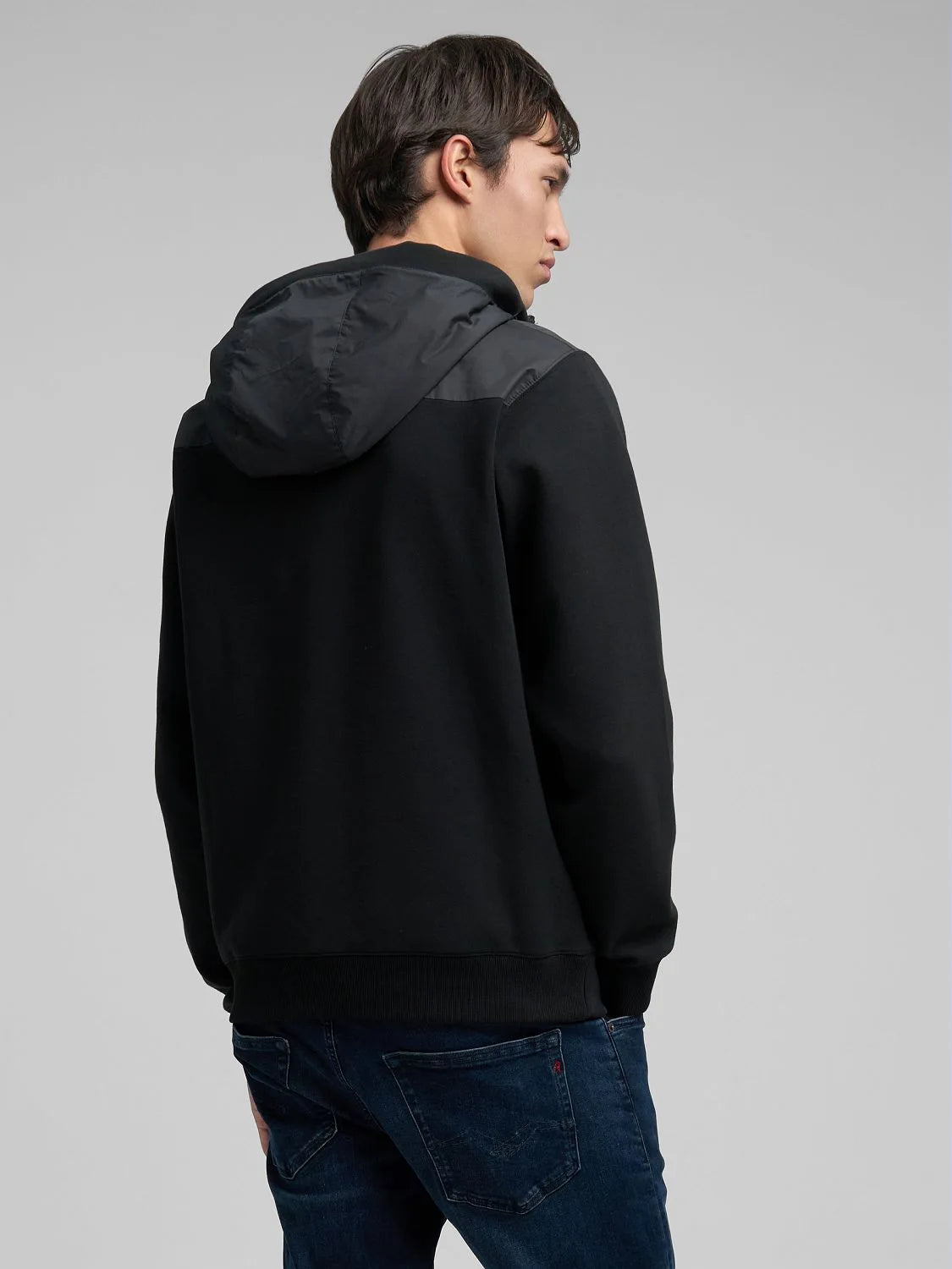 SUDADERA CON CAPUCHA Y MEDIA CREMALLERA - NEGRO - REPLAY | M3178 .000.23655
