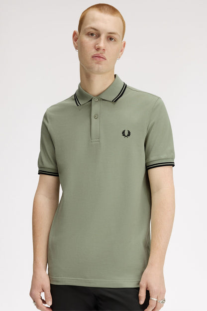 POLO RIBETE CON DOS FRANJAS - VERDE CLARO - FRED PERRY | M3600 S23