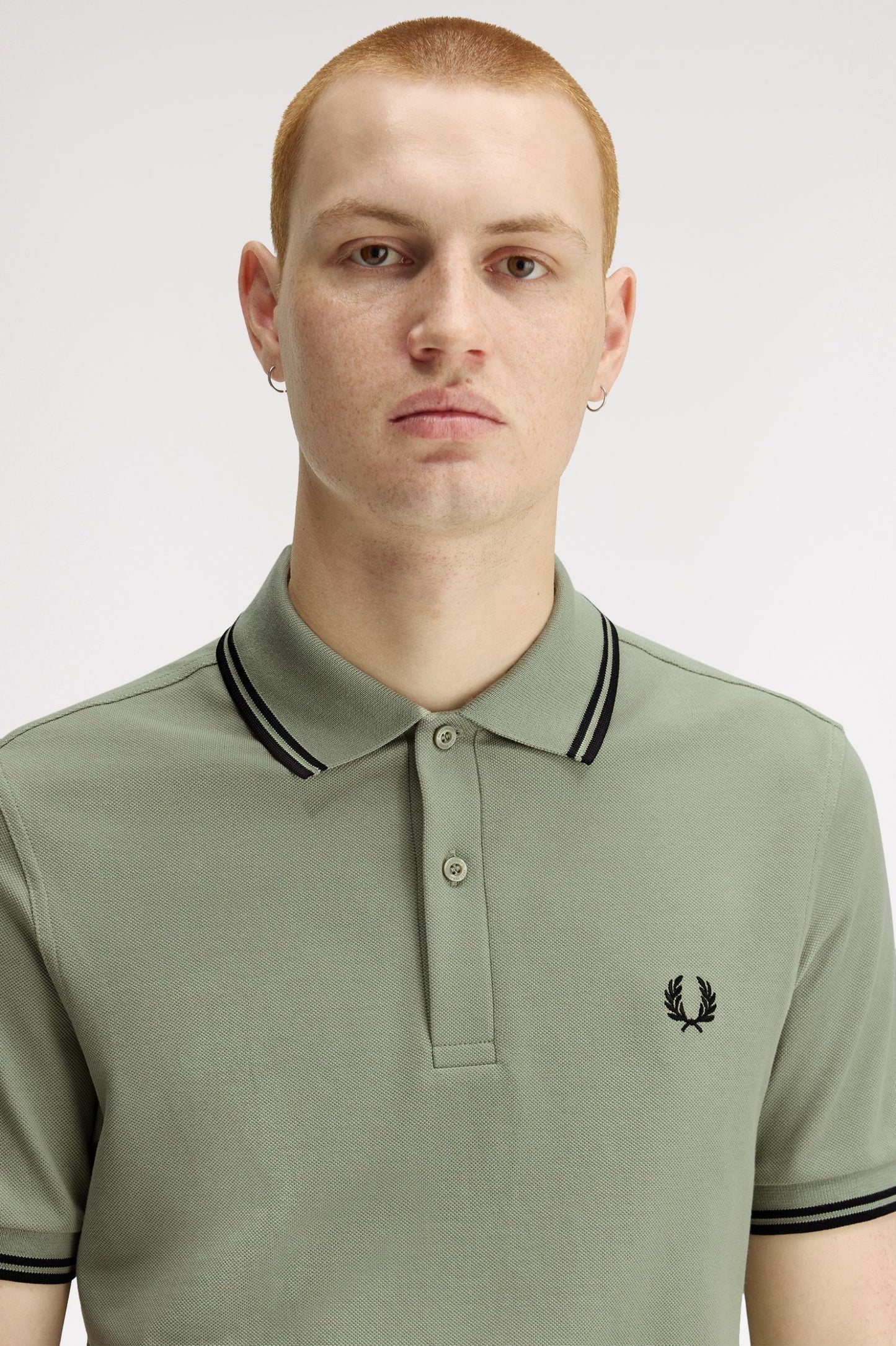 POLO RIBETE CON DOS FRANJAS - VERDE CLARO - FRED PERRY | M3600 S23